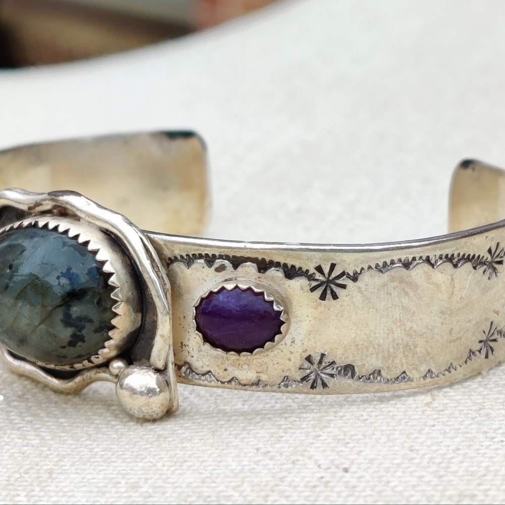 Vintage sterling signed artisan made labradorite and sugilite cuff bracelet - Picture 5 of 9